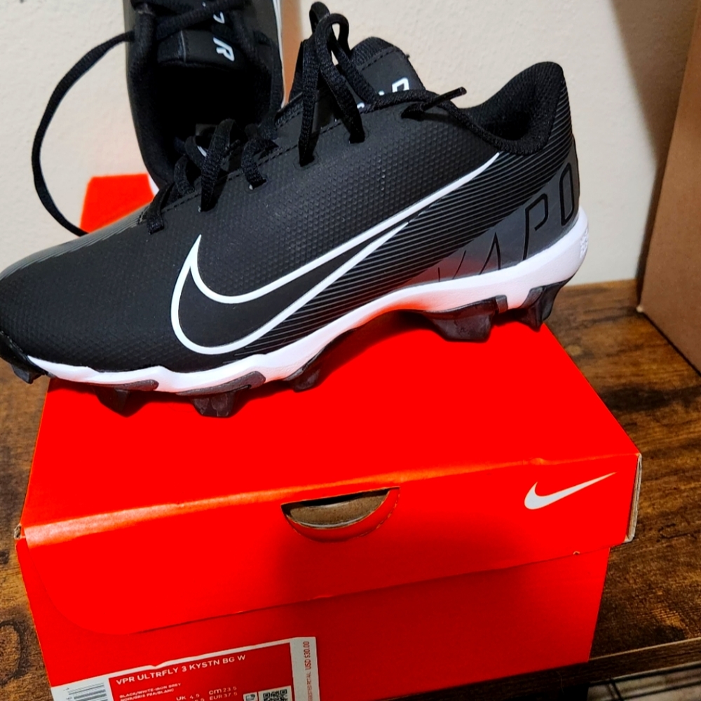 Nike Vapor Cleats Size 5Y Brand New in Box
